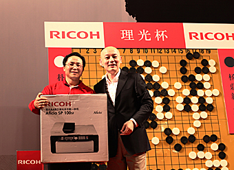 著名影星葛优为理光杯围棋赛现场观众抽奖